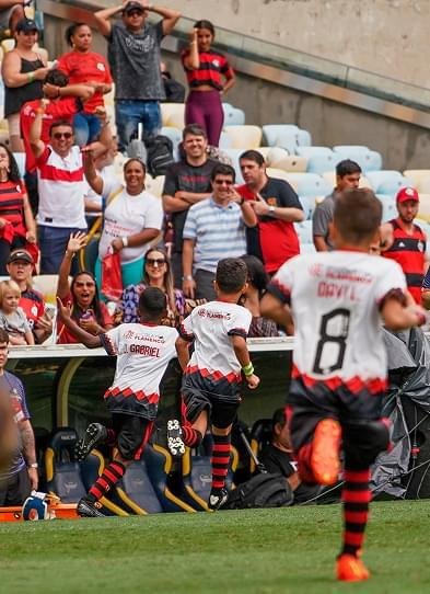 Imagem de criança jogando futebol